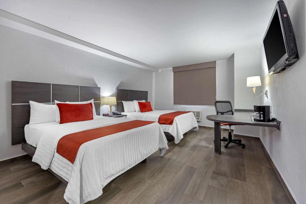 Postel nebo postele na pokoji v ubytování Hotel BeWow Querétaro