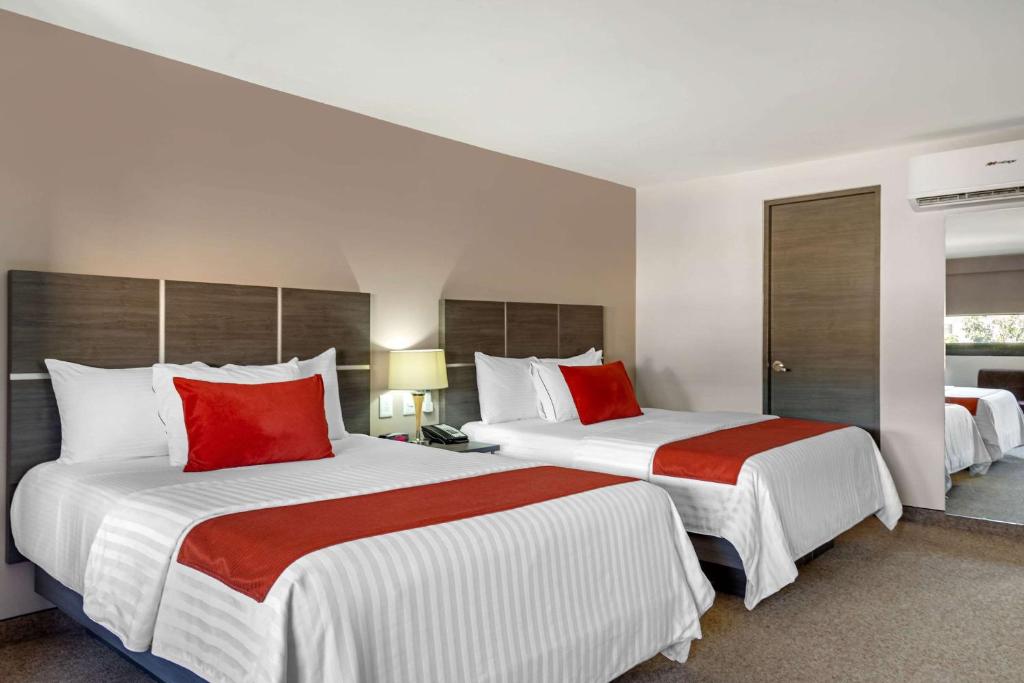 Postel nebo postele na pokoji v ubytování Hotel BeWow Querétaro