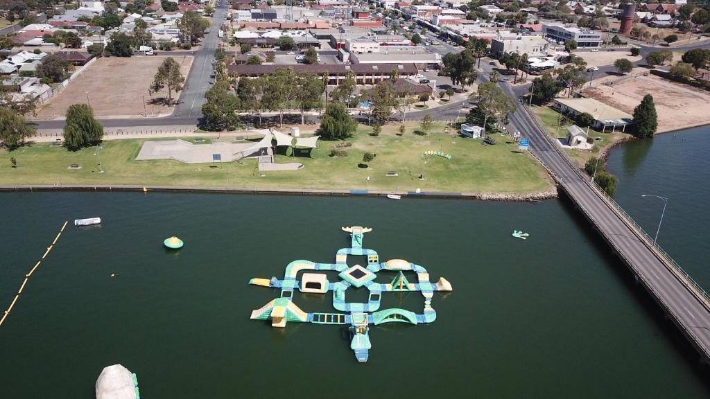una vista aérea de una estructura en el agua en Lakeview Motel, en Yarrawonga