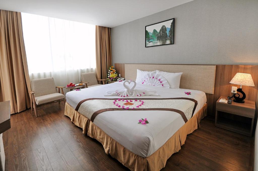 Giường trong phòng chung tại Rigel Hotel