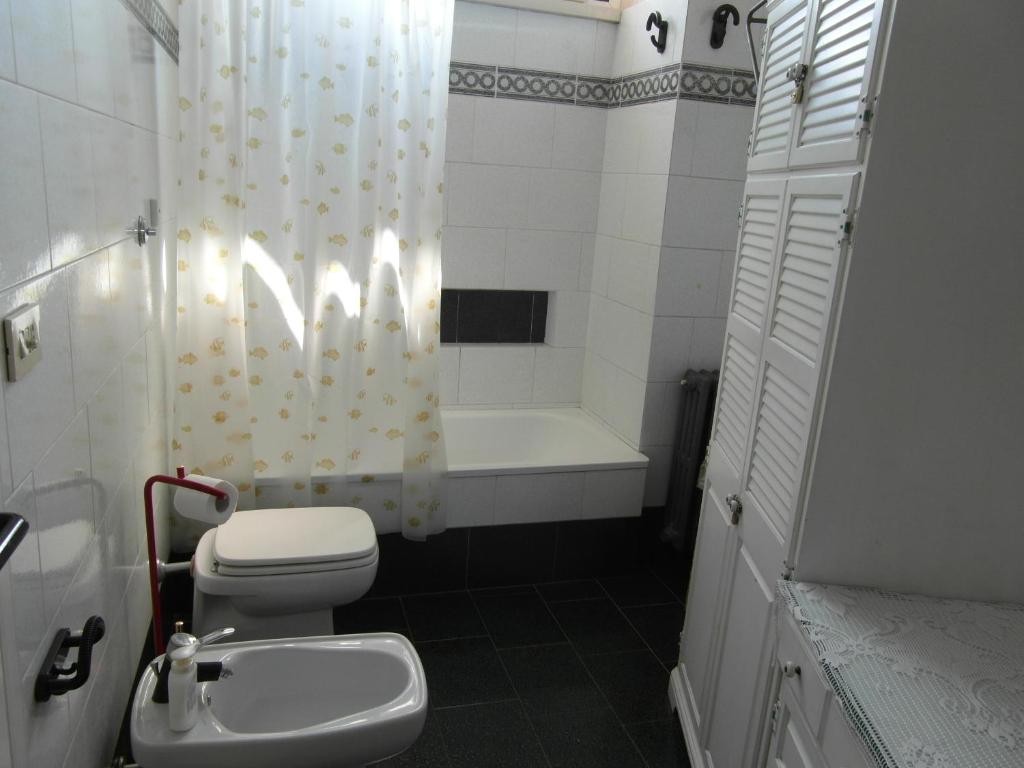 A bathroom at Abitazione Pigneto B&B