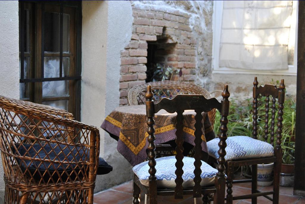 una stanza con tavolo e due sedie e un camino di Casa Rural CASILLAS DEL MOLINO-Segovia a Carbonero de Ahusín