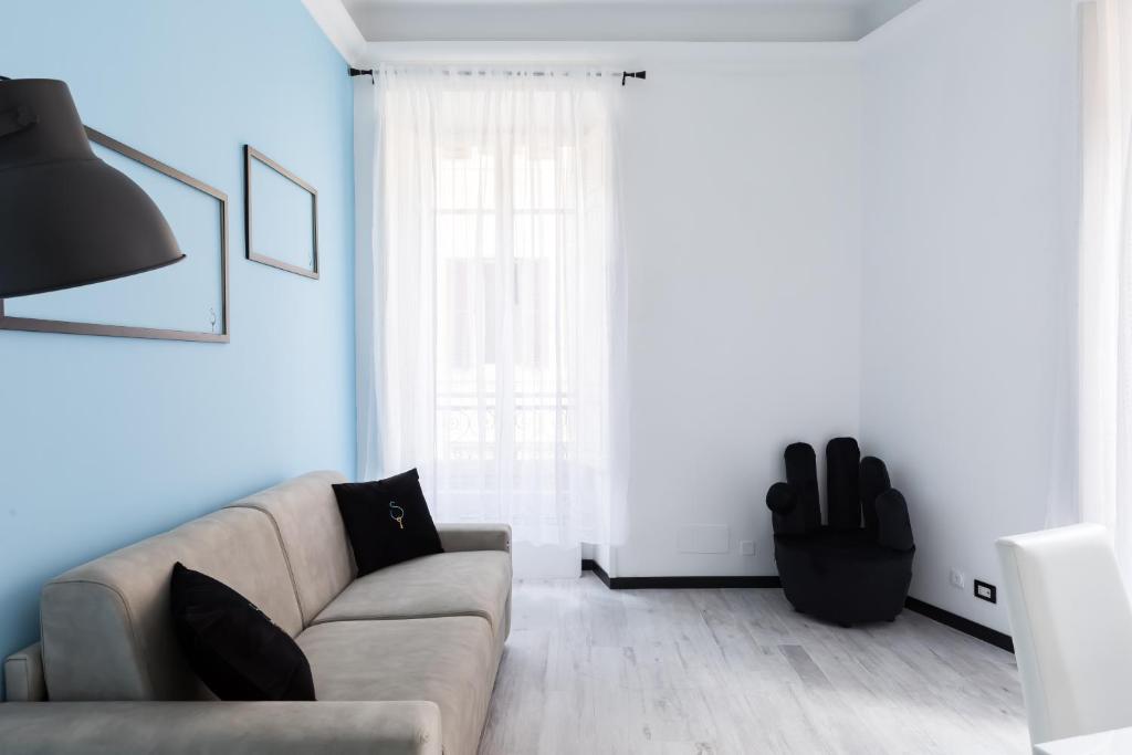 A World Aparts - 23 Artisti في روما: غرفة معيشة مع أريكة ونافذة