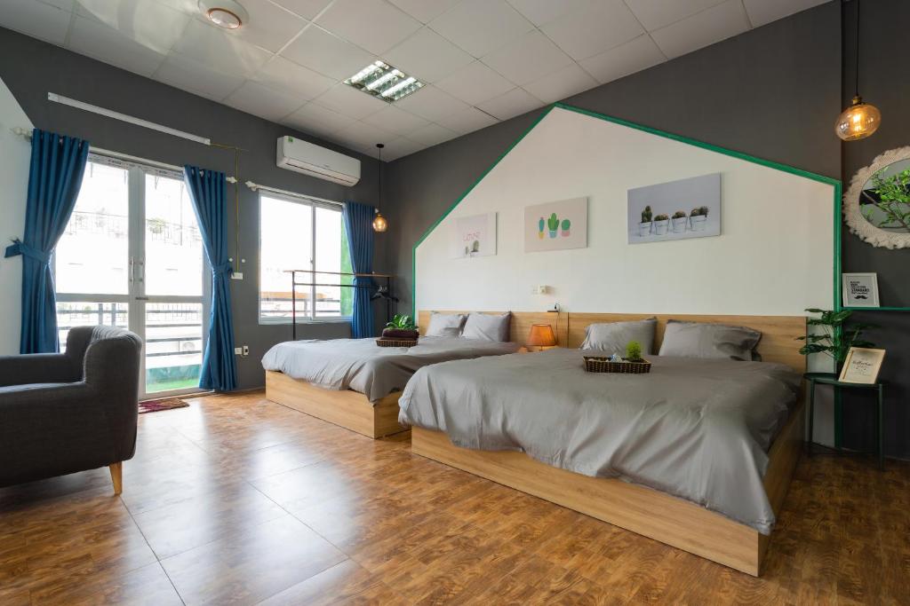 1 dormitorio con 2 camas y 1 silla en KemKay CityView ✩3s to HKLake✩Big Balcony en Hanoi