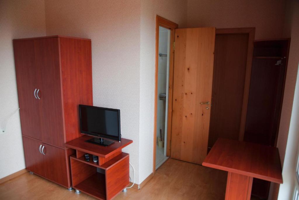 TV a/nebo společenská místnost v ubytování Hotel "Qeti"