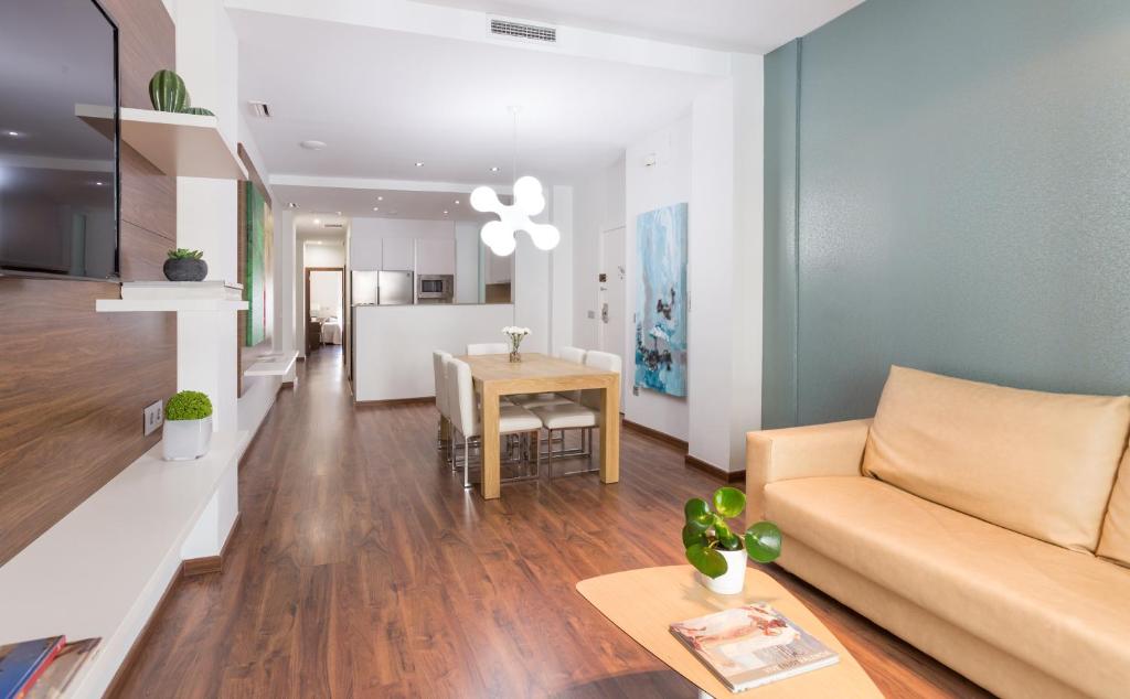 a living room filled with furniture and a table at Center City Flats in Valencia