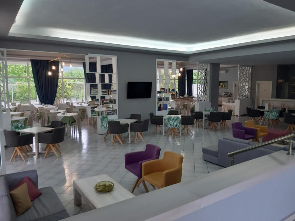TV a/nebo společenská místnost v ubytování Hotel Aethria