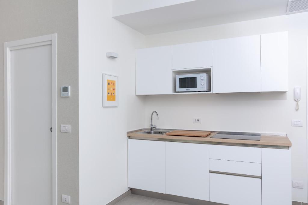 Kuchnia lub aneks kuchenny w obiekcie Cirene Apartments Milano