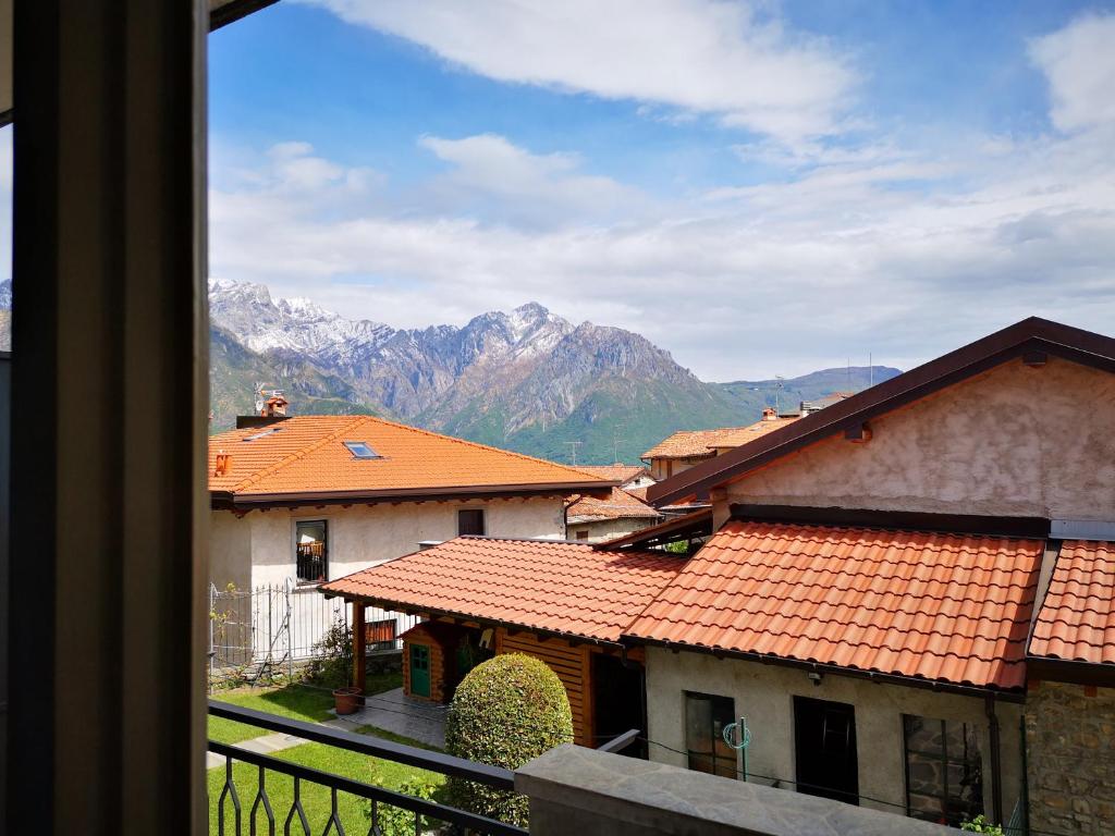- une vue sur certains bâtiments avec des montagnes en arrière-plan dans l'établissement Lilla, à Bellagio