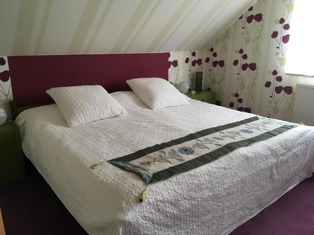 a bedroom with a bed with white sheets and a window at Ferienwohnung Paulina in Braunschweig