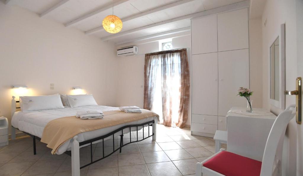 Postel nebo postele na pokoji v ubytování Nostos Beachfront Apartments & Studios