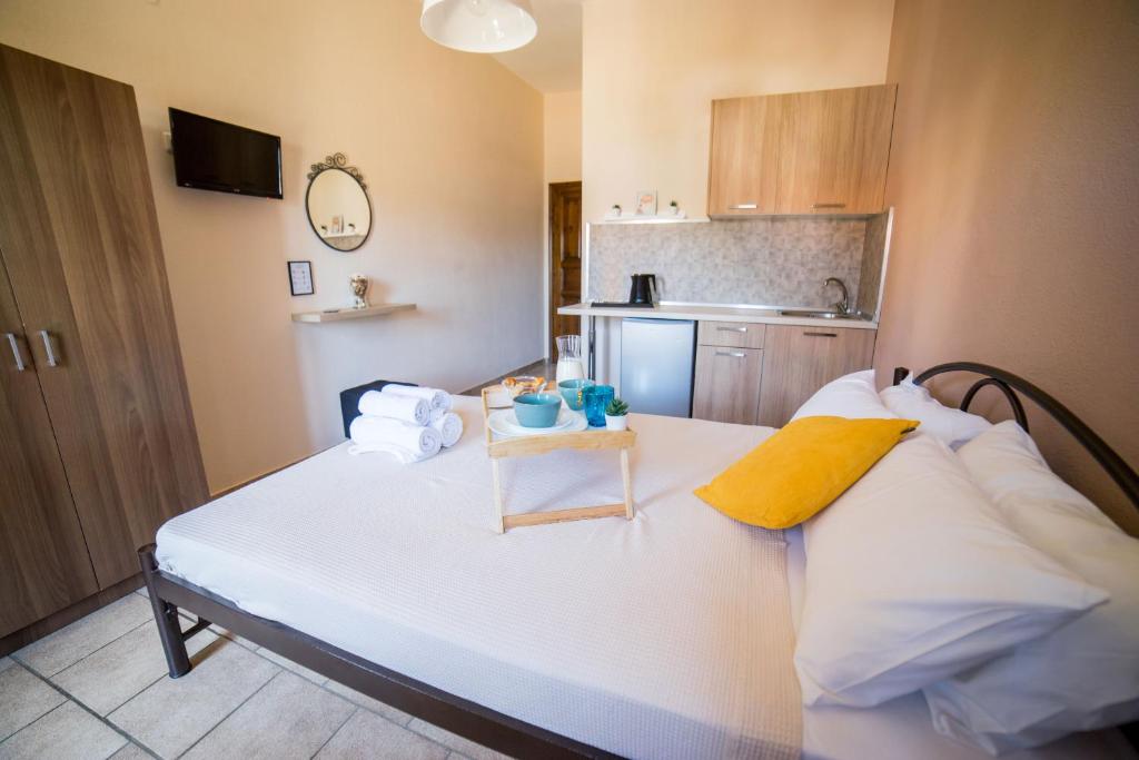 ein Schlafzimmer mit einem weißen Bett und einem Tisch darauf in der Unterkunft Anastasiadis House in Neos Marmaras