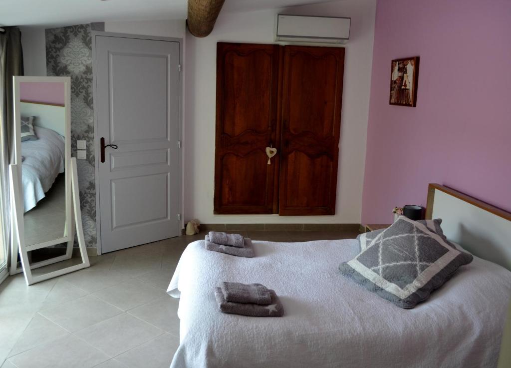 ラ・キャディエール・ダズールにあるChambre d'hôtes La Cadière d'Azurのベッドルーム1室(ベッド1台、タオル2枚付)