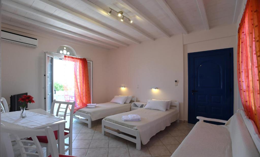 Postel nebo postele na pokoji v ubytování Nostos Beachfront Apartments & Studios
