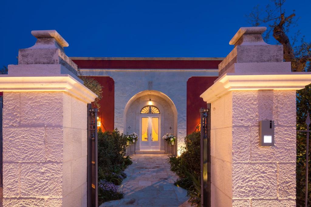 an entrance to a house with two gates at Dimora Graziana 1909 in Locorotondo