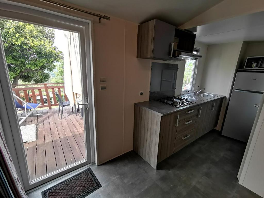 Kuchyň nebo kuchyňský kout v ubytování Camping Mare Monti