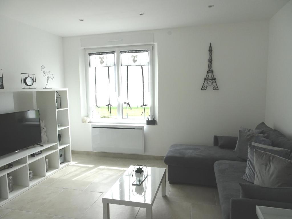 a living room with a couch and a coffee table at Gîte Parislande proche de Disneyland réservé exclusivement aux familles avec enfants in Saint-Germain-sur-Morin