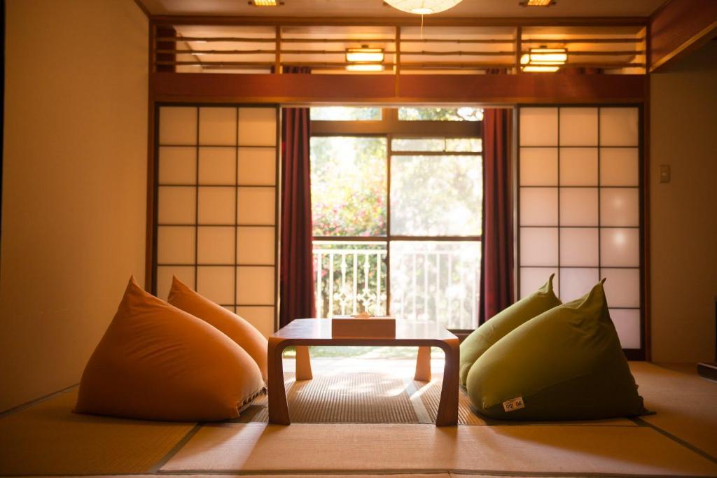 Khu vực ghế ngồi tại The Ryokan Tokyo YUGAWARA