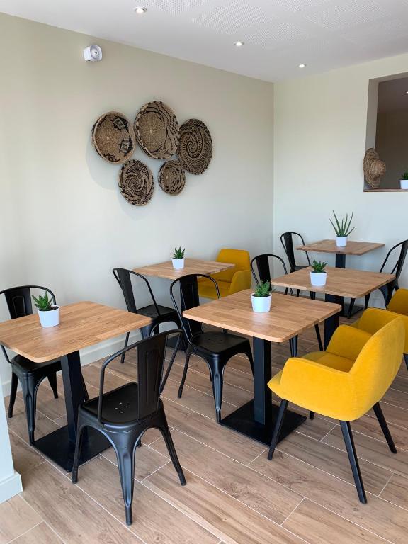 Un lugar para sentarse en Logis Hôtels - Le Bellaroc - Hôtel 2 étoiles et Restaurant