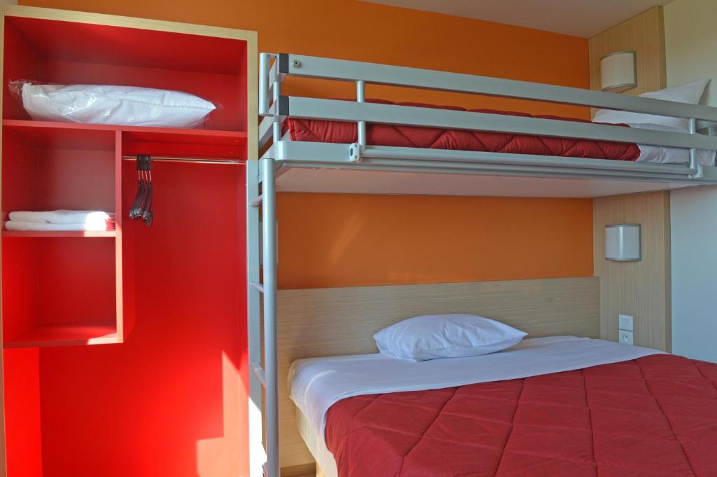 Postel nebo postele na pokoji v ubytování Premiere Classe Reims Nord - Bétheny