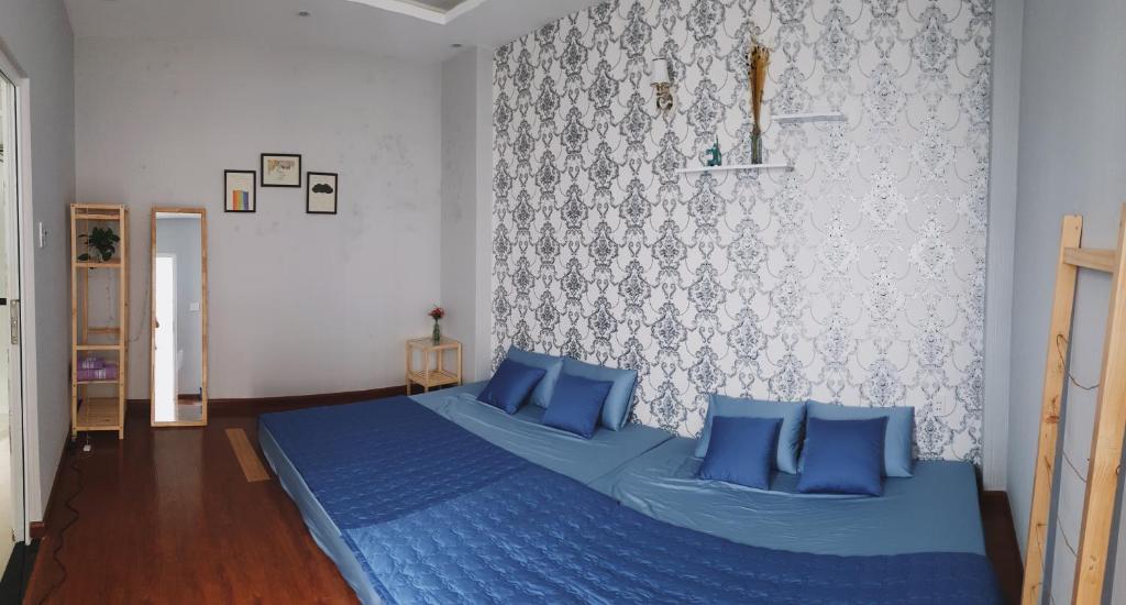 Giường trong phòng chung tại Mochi's Home