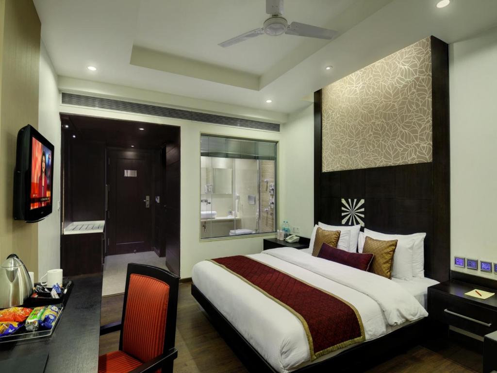 Postel nebo postele na pokoji v ubytování Hotel Godwin Deluxe Near New Delhi Railway Stn Offers Free Airport Pick-up