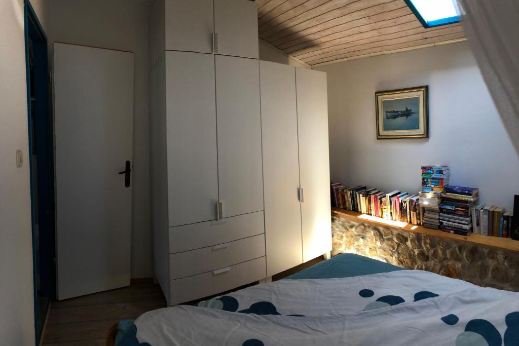 Postel nebo postele na pokoji v ubytování Summer Home in Krk Center "Casa Magdalena"