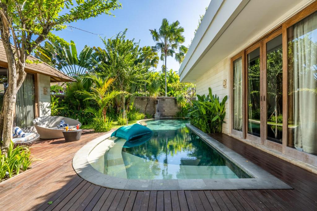 Bazén v ubytování The Akasha Seminyak Bali Luxury Villas nebo v jeho okolí