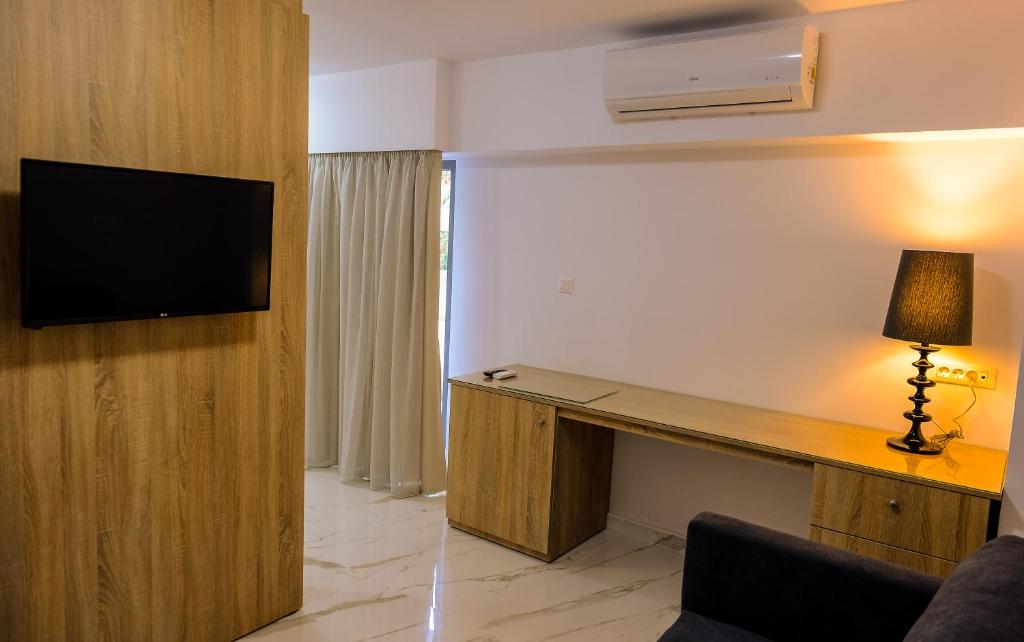 TV a/nebo společenská místnost v ubytování Island Dreams Rooms & Suites