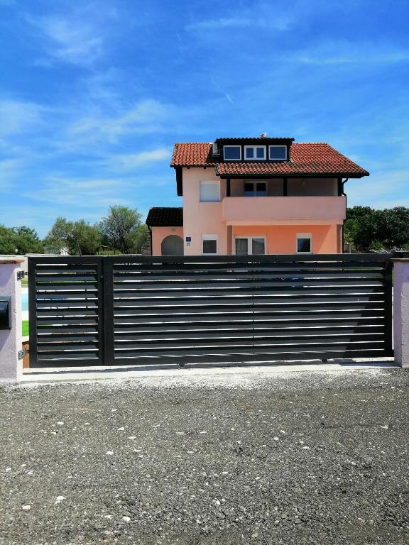 Budova, v ktorej sa apartmán nachádza