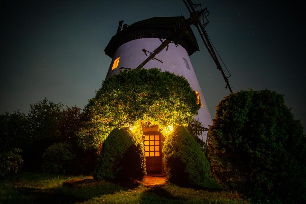 ニエホジェにあるWindmill vacation home in Ledzin near Baltic Seaの夜灯灯台