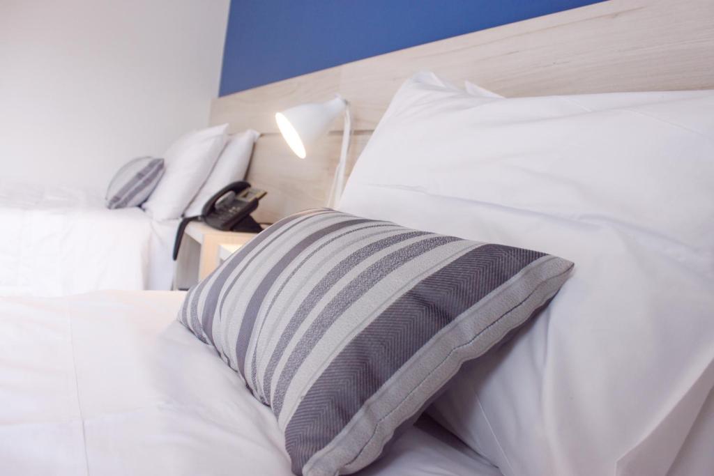 Postel nebo postele na pokoji v ubytování Nova Hotel