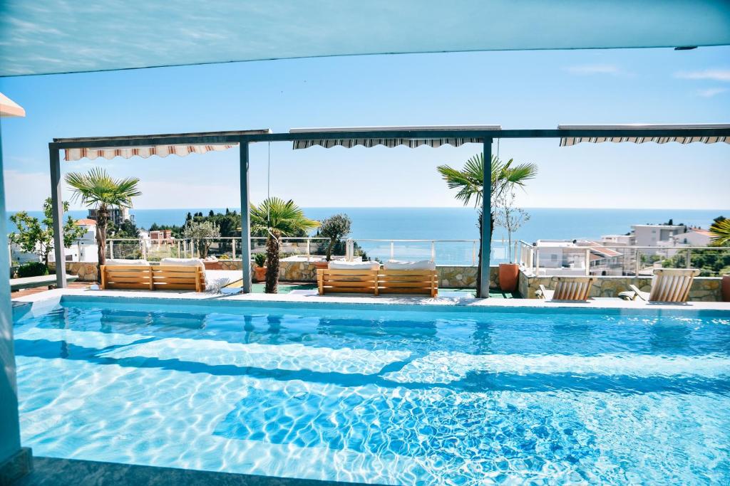 una piscina con vistas al océano en Hotel Freiburg en Ulcinj