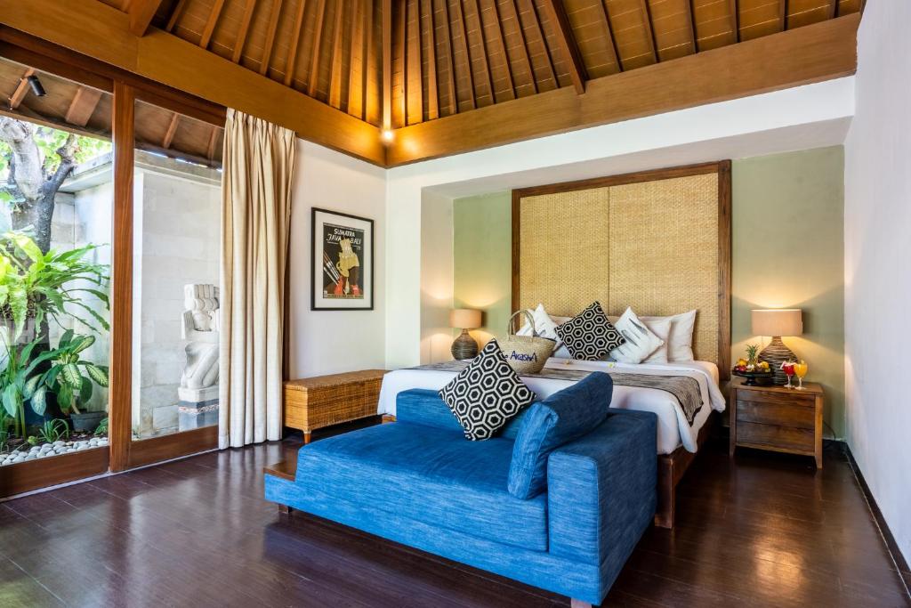 Postel nebo postele na pokoji v ubytování The Akasha Seminyak Bali Luxury Villas