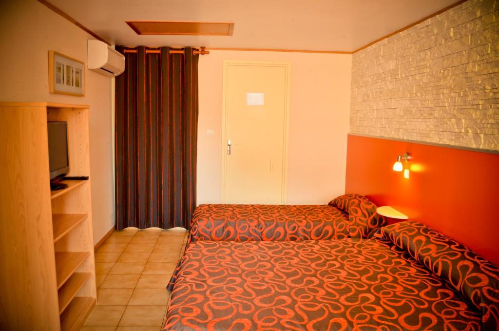 Postel nebo postele na pokoji v ubytování Hotel Les Pins