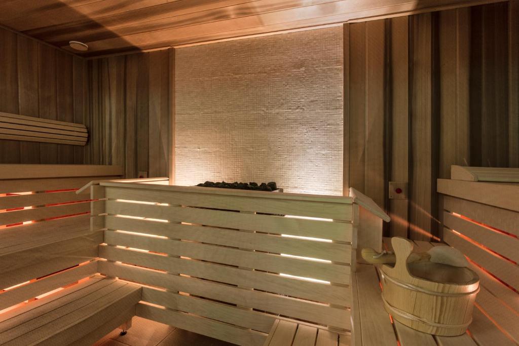 a sauna with a tub and a trash can at Bükkös Hotel & Spa in Szentendre