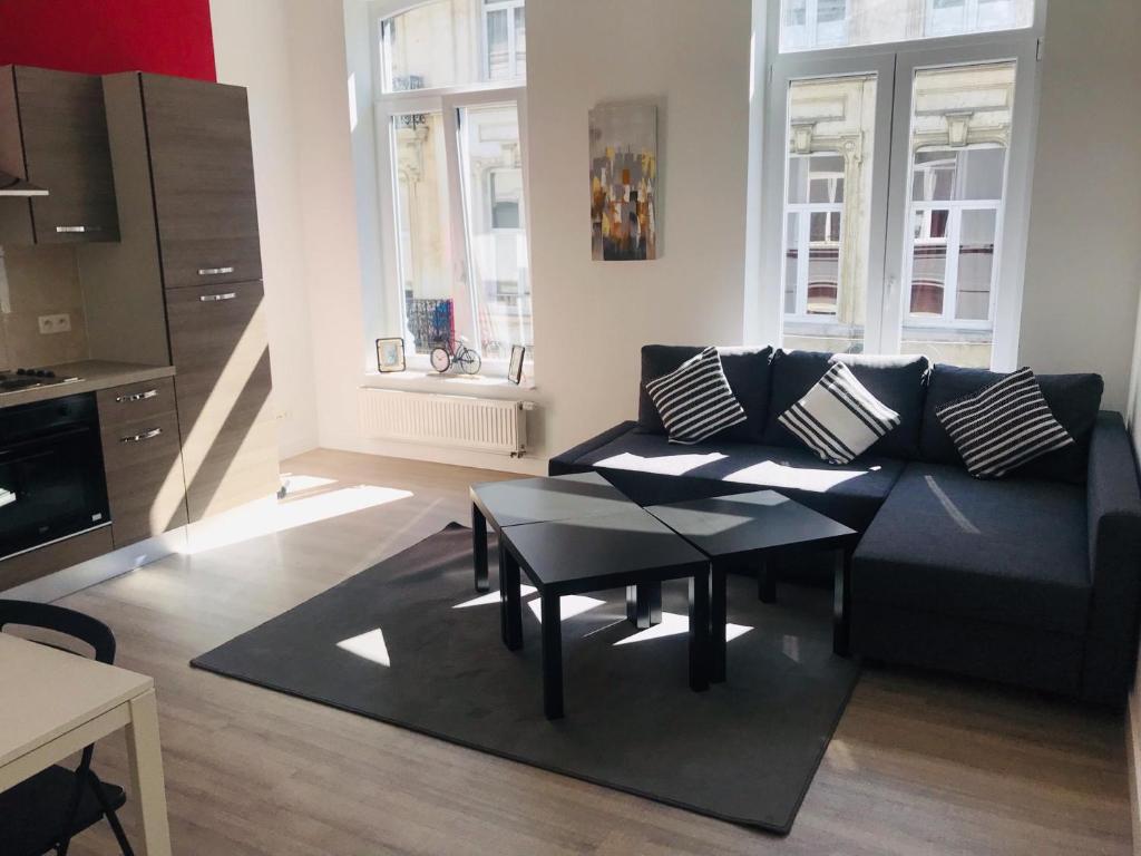 ブリュッセルにあるBrussels appartments luxuryの黒いソファとテーブルのあるリビングルーム