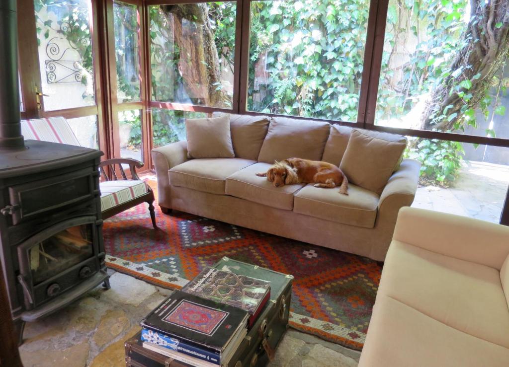 A seating area at Hotel Kalehan