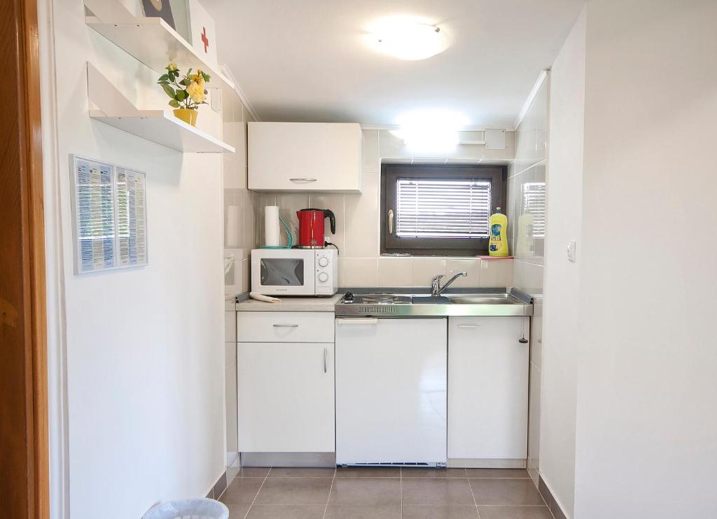 Kuchyň nebo kuchyňský kout v ubytování Apartments Matko