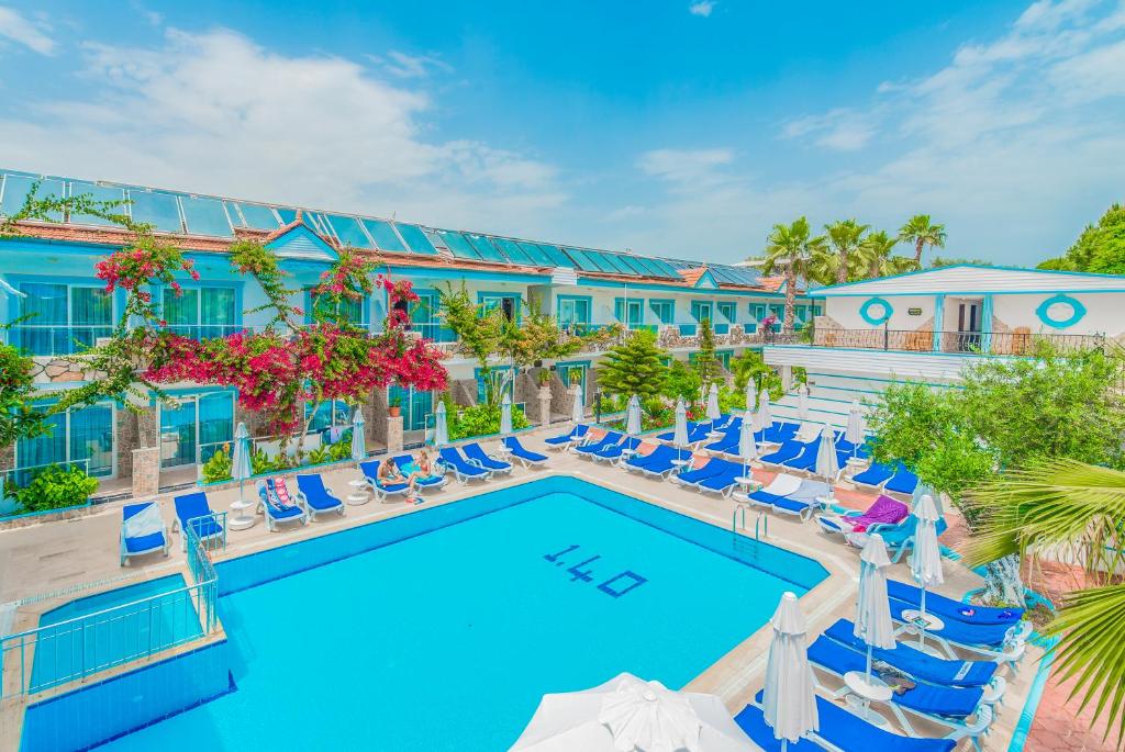 mit Blick auf den Pool im Gasthof am Cocoa Beach in der Unterkunft Side Sunberk Hotel in Side