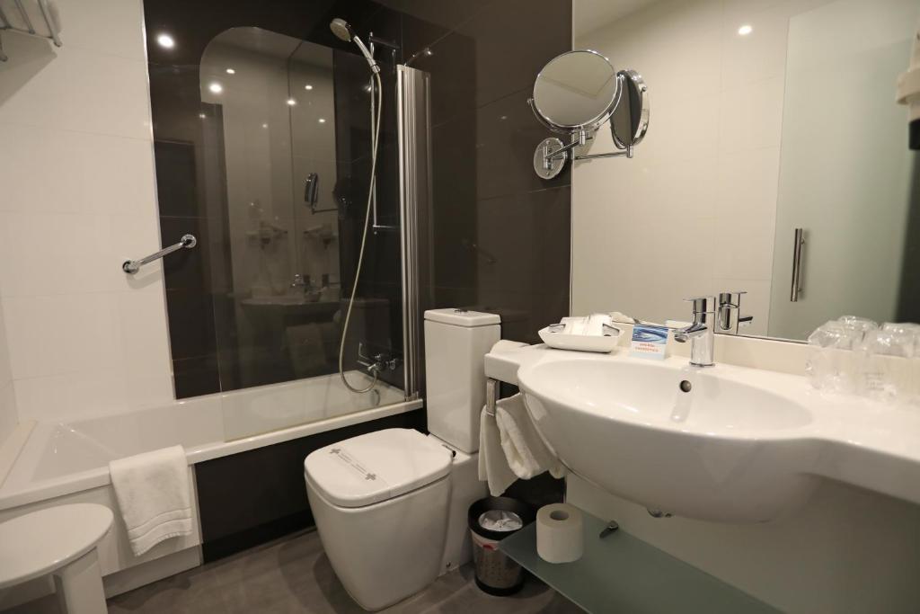 A bathroom at Hotel Spa Atlántico San Vicente do Mar