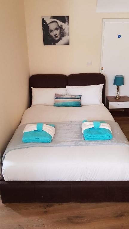 A bed or beds in a room at TUii Appart, Cleveleys Road Holbeck