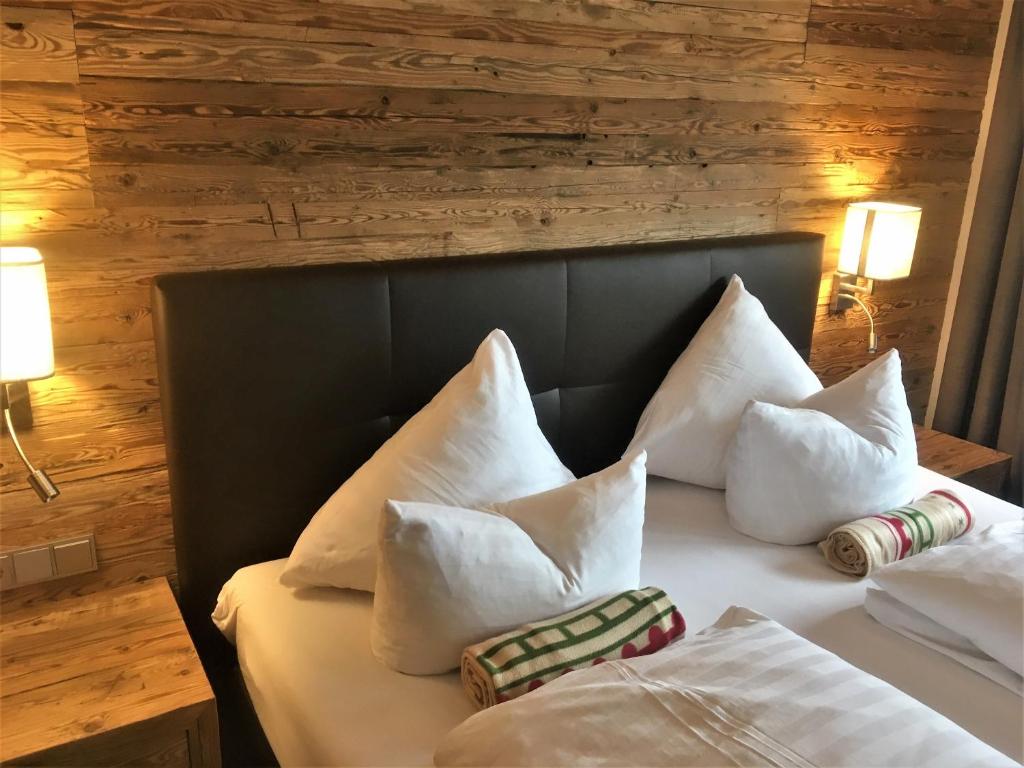 Postel nebo postele na pokoji v ubytování Almhof Kitzlodge - Alpine Lifestyle Hotel