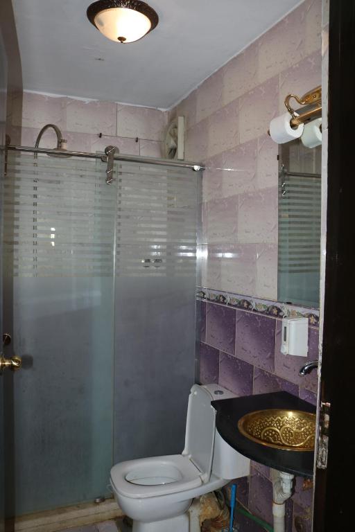 Un baño de Wake Up! Cairo Hostel