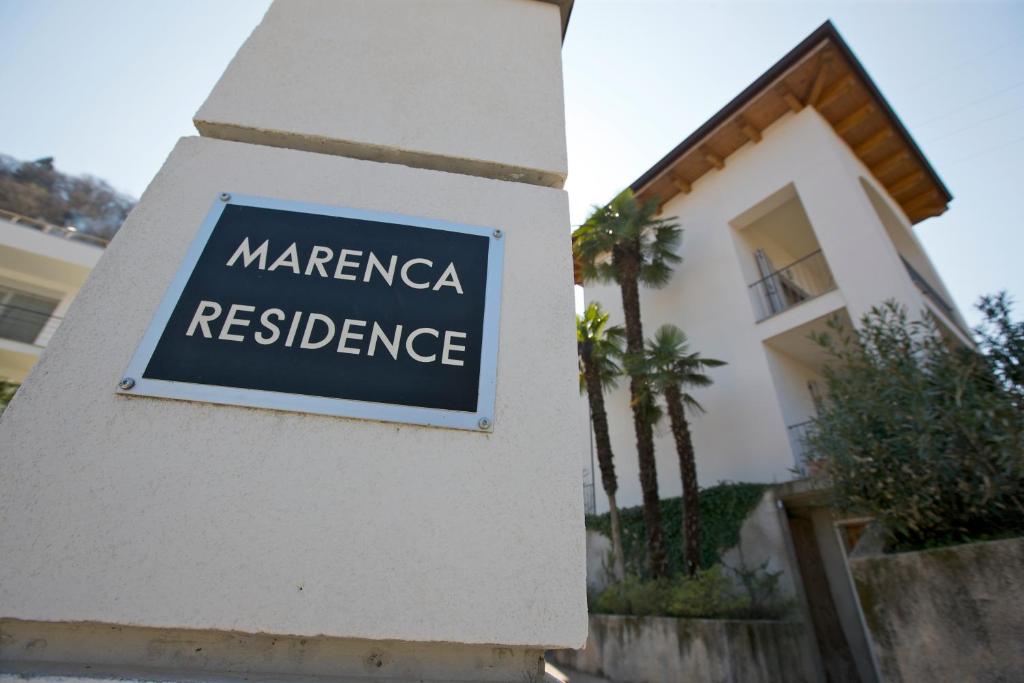una señal en el lateral de un edificio en Marenca Residence en Cannobio