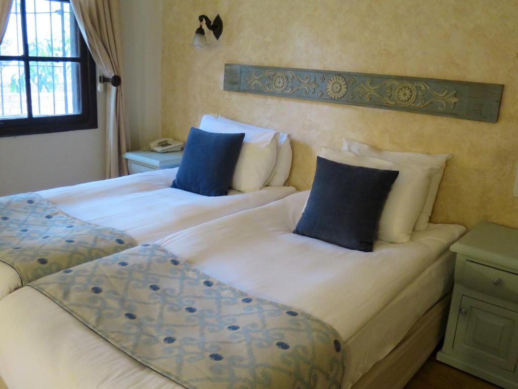 A bed or beds in a room at Hotel Kalehan