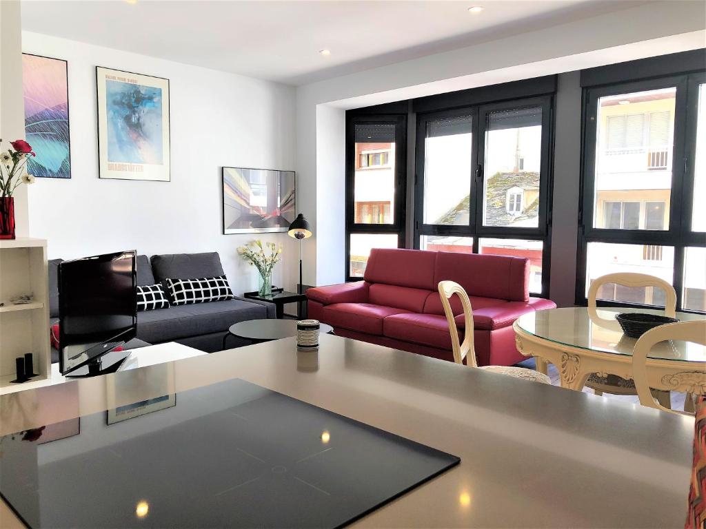 una sala de estar con un sofá y una mesa en 4 Apartamentos de Autor, en Lugo