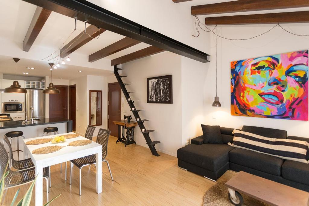 uma sala de estar com um sofá e uma mesa em POC A POC SUITES em Palma de Maiorca