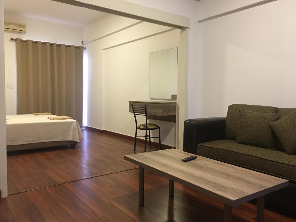 ein Wohnzimmer mit einem Sofa und einem Tisch in der Unterkunft Divan Hotel Apartments in Beirut