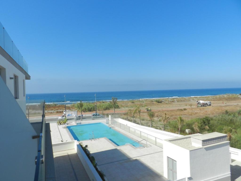 Výhled na bazén z ubytování Panorama Beach II by Spain2home nebo okolí